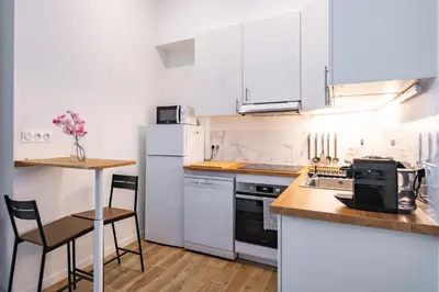 Cuisine ou kitchenette dans l'établissement Luxueux Appartement à Notre-Dame