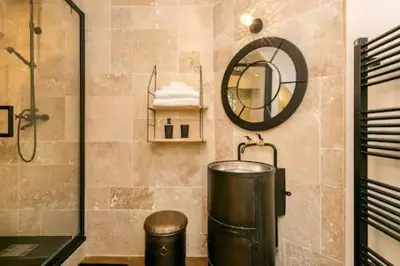 Salle de bains dans l'établissement P1- Wonderful Experience Near Montmatre for 4-6p
