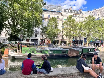 Clients de l'établissement Canal St Martin Miss Dodu