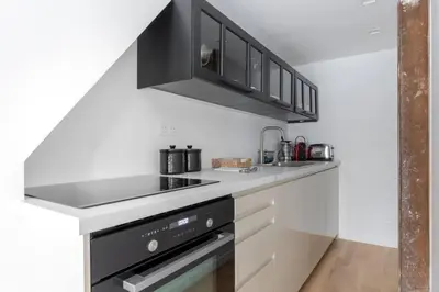 Cuisine ou kitchenette dans l'établissement Invalides Palais Bourbon Luxueux Appartement 4P