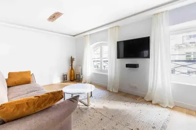 Télévision ou salle de divertissement dans l'établissement Invalides Palais Bourbon Luxueux Appartement 4P