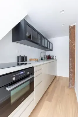 Cuisine ou kitchenette dans l'établissement Invalides Palais Bourbon Luxueux Appartement 4P