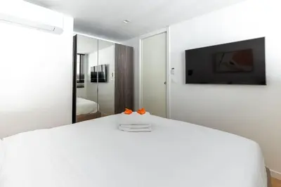 Télévision ou salle de divertissement dans l'établissement Invalides Palais Bourbon Luxueux Appartement 4P