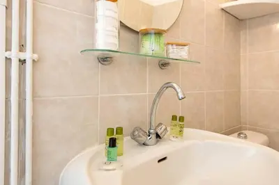 Salle de bains dans l'établissement Heart of Saint-Germain only 3 minutes from the Amaizing Luxembourg Gardens