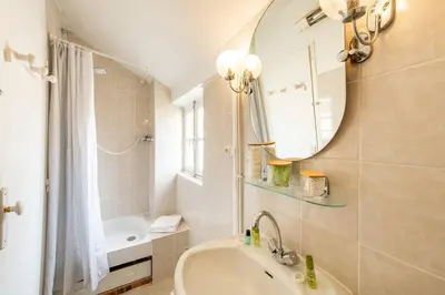 Salle de bains dans l'établissement Heart of Saint-Germain only 3 minutes from the Amaizing Luxembourg Gardens