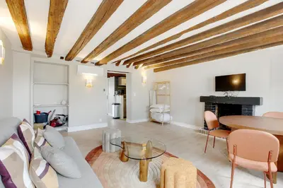 Télévision ou salle de divertissement dans l'établissement Stylish apartment in Le Marais