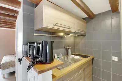 Cuisine ou kitchenette dans l'établissement Stylish apartment in Le Marais