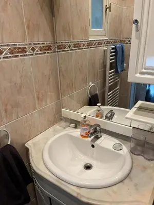 Salle de bains dans l'établissement Appartement à Levallois