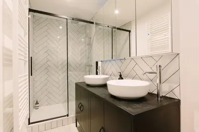 Salle de bains dans l'établissement Rue du Faubourg du Temple, Paris, France