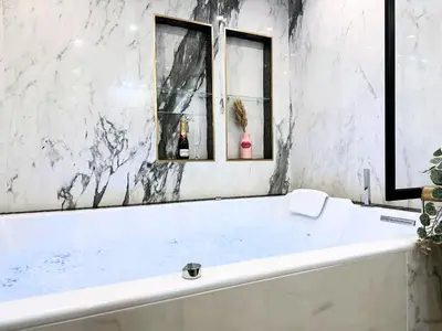 Salle de bains dans l'établissement La Rêverie - Love Room Paris - Jacuzzi Pro