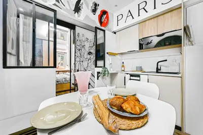 Cuisine ou kitchenette dans l'établissement La Rêverie - Love Room Paris - Jacuzzi Pro