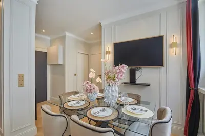 Télévision ou salle de divertissement dans l'établissement Eiffel Tower Apartment Invalides