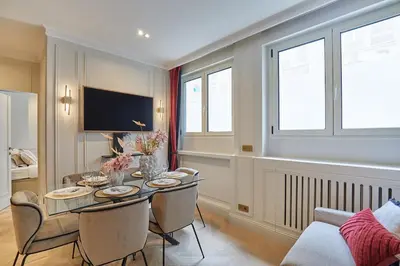 Télévision ou salle de divertissement dans l'établissement Eiffel Tower Apartment Invalides