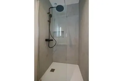 Salle de bains dans l'établissement Grand appartement climatisé Bastille - Marais