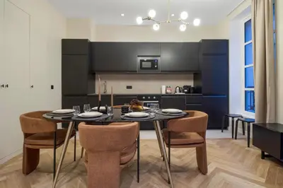 Cuisine ou kitchenette dans l'établissement Grand appartement climatisé Bastille - Marais