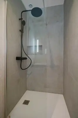 Salle de bains dans l'établissement Grand appartement climatisé Bastille - Marais