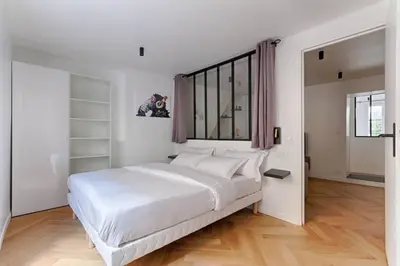 Un ou plusieurs lits dans un hébergement de l'établissement MyKeypers - Stylish & Luxury Duplex 2BR-8P - Le Marais
