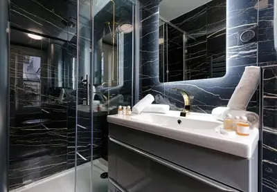 Salle de bains dans l'établissement MyKeypers - Stylish & Luxury Duplex 2BR-8P - Le Marais