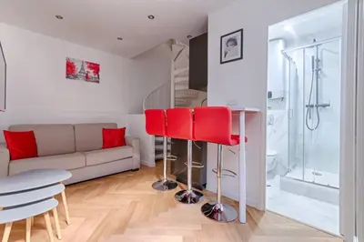 Salle de bains dans l'établissement MyKeypers - Stylish & Luxury Duplex 2BR-8P - Le Marais