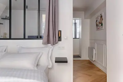 Un ou plusieurs lits dans un hébergement de l'établissement MyKeypers - Stylish & Luxury Duplex 2BR-8P - Le Marais