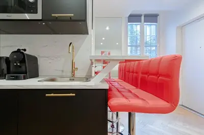 Cuisine ou kitchenette dans l'établissement MyKeypers - Stylish & Luxury Duplex 2BR-8P - Le Marais