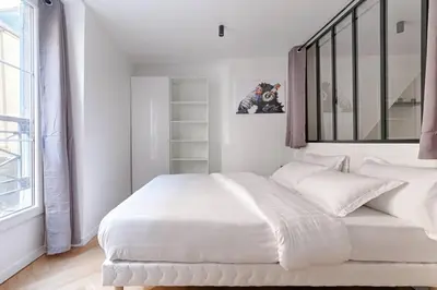 Un ou plusieurs lits dans un hébergement de l'établissement MyKeypers - Stylish & Luxury Duplex 2BR-8P - Le Marais