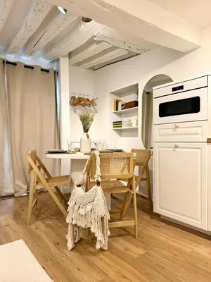 Cuisine ou kitchenette dans l'établissement Apartment Saint Germain des Pres Bon Marche by Studio Prestige