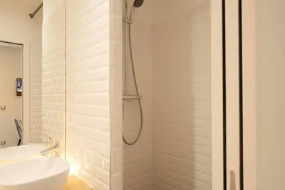Salle de bains dans l'établissement MyKeypers - Cozy Studio near Canal Saint Martin