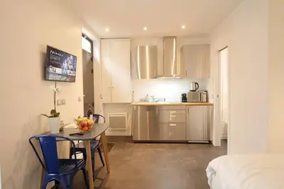 Cuisine ou kitchenette dans l'établissement MyKeypers - Cozy Studio near Canal Saint Martin
