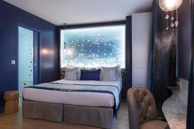Un ou plusieurs lits dans un hébergement de l'établissement Hotel Les Bulles De Paris