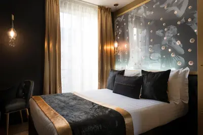 Un ou plusieurs lits dans un hébergement de l'établissement Hotel Les Bulles De Paris