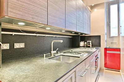 Cuisine ou kitchenette dans l'établissement Chic appartement dans le prestigieux 7ème arrondissement