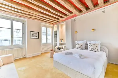 Un ou plusieurs lits dans un hébergement de l'établissement Chic appartement dans le prestigieux 7ème arrondissement