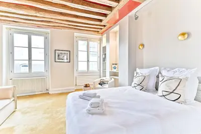 Un ou plusieurs lits dans un hébergement de l'établissement Chic appartement dans le prestigieux 7ème arrondissement