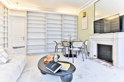 Coin salon dans l'établissement Chic appartement dans le prestigieux 7ème arrondissement