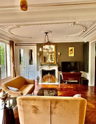 Coin salon dans l'établissement Charme, confort et tradition à côté de Montmartre