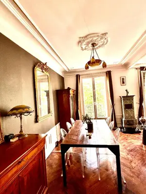 Coin salon dans l'établissement Charme, confort et tradition à côté de Montmartre