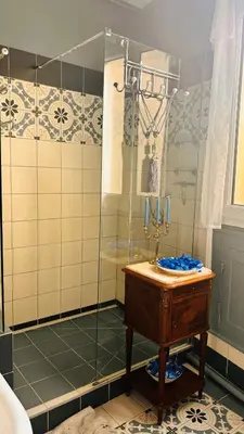 Salle de bains dans l'établissement Charme, confort et tradition à côté de Montmartre