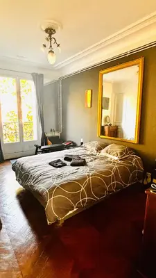 Un ou plusieurs lits dans un hébergement de l'établissement Charme, confort et tradition à côté de Montmartre