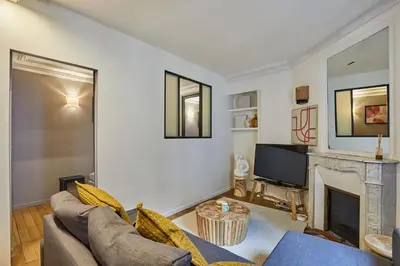 Télévision ou salle de divertissement dans l'établissement Charming Apartment Center of Paris by Studio Prestige