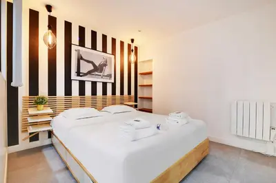 Un ou plusieurs lits dans un hébergement de l'établissement Super appartement 2BR 6P Bastille