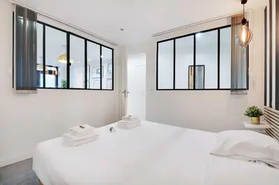 Un ou plusieurs lits dans un hébergement de l'établissement Super appartement 2BR 6P Bastille