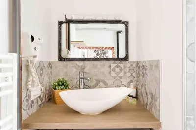 Salle de bains dans l'établissement M2- Modern Loft in Le Marais, Bright and Comfortable