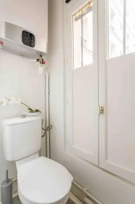 Salle de bains dans l'établissement M2- Modern Loft in Le Marais, Bright and Comfortable