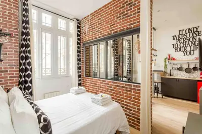 Un ou plusieurs lits dans un hébergement de l'établissement M2- Modern Loft in Le Marais, Bright and Comfortable