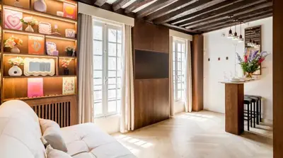 Télévision ou salle de divertissement dans l'établissement M1 - Magnificent Studio in Le Marais's Heart