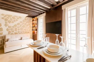 Télévision ou salle de divertissement dans l'établissement M1 - Magnificent Studio in Le Marais's Heart