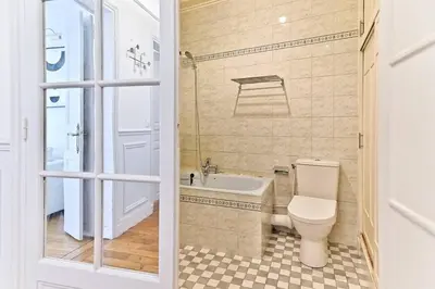 Salle de bains dans l'établissement Appartement Haussmannien lumineux et central- II