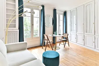 Coin salon dans l'établissement Appartement Haussmannien lumineux et central- II