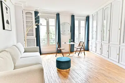 Coin salon dans l'établissement Appartement Haussmannien lumineux et central- II